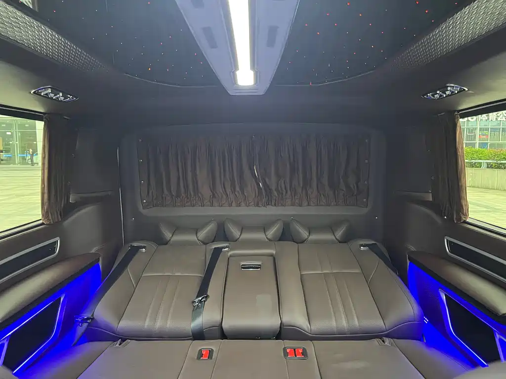 Toyota Hiace — фото 13