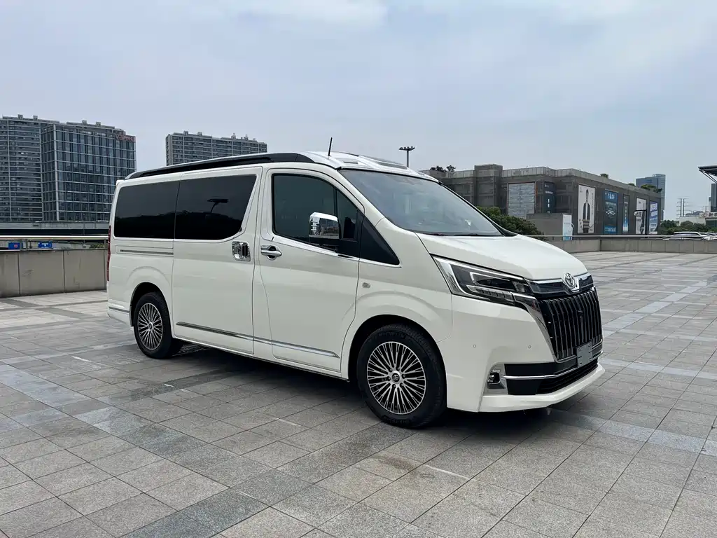 Toyota Hiace — фото 3