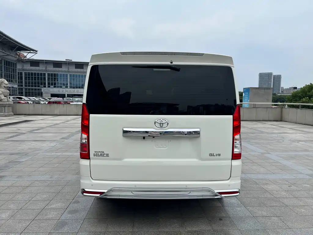 Toyota Hiace — фото 4