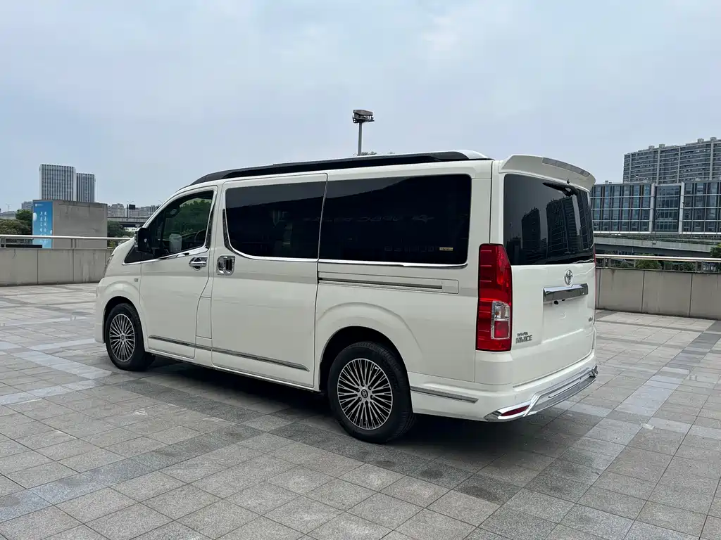 Toyota Hiace — фото 5