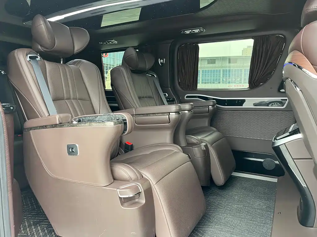 Toyota Hiace — фото 10