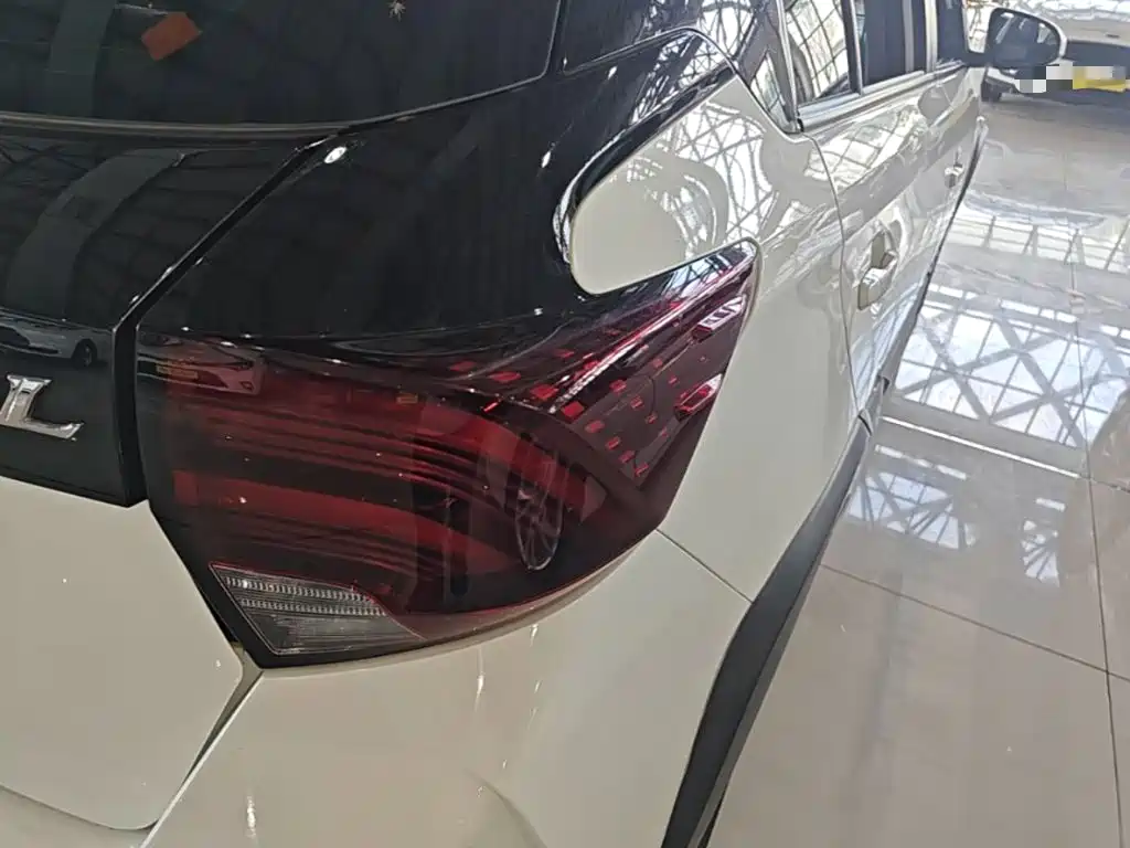 Toyota Yaris L — фото 8