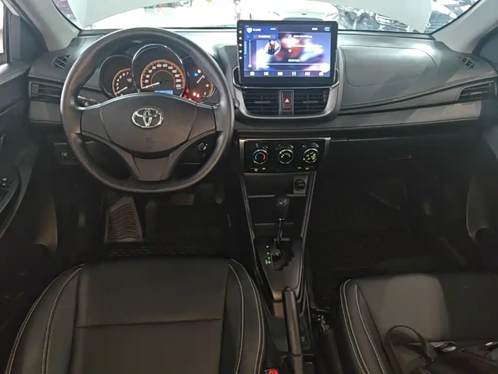 Toyota Yaris L — фото 10