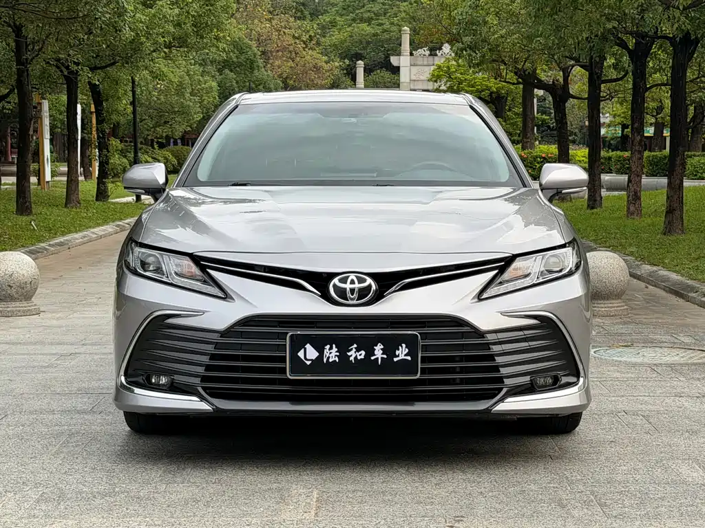 Toyota Camry — фото 2