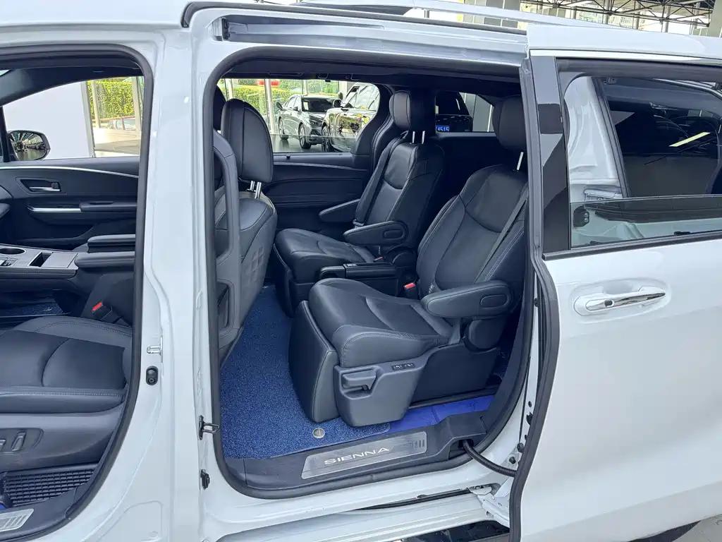 Toyota Sienna — фото 8
