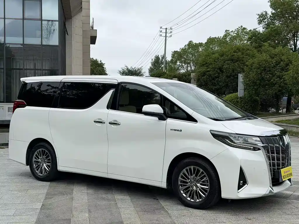 Toyota Alphard — фото 2
