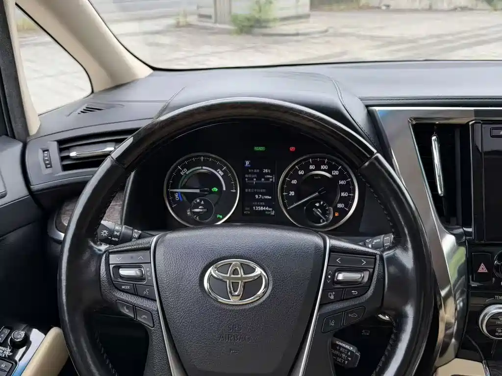 Toyota Alphard — фото 11