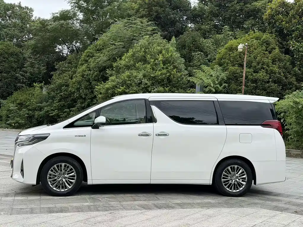 Toyota Alphard — фото 4