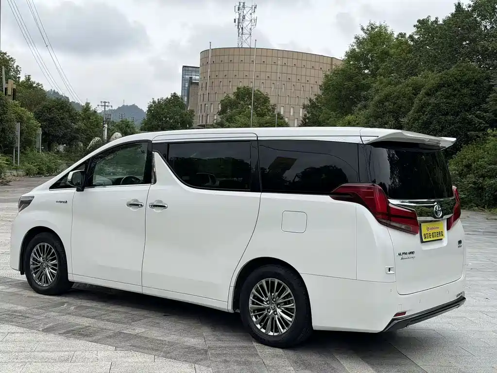 Toyota Alphard — фото 5