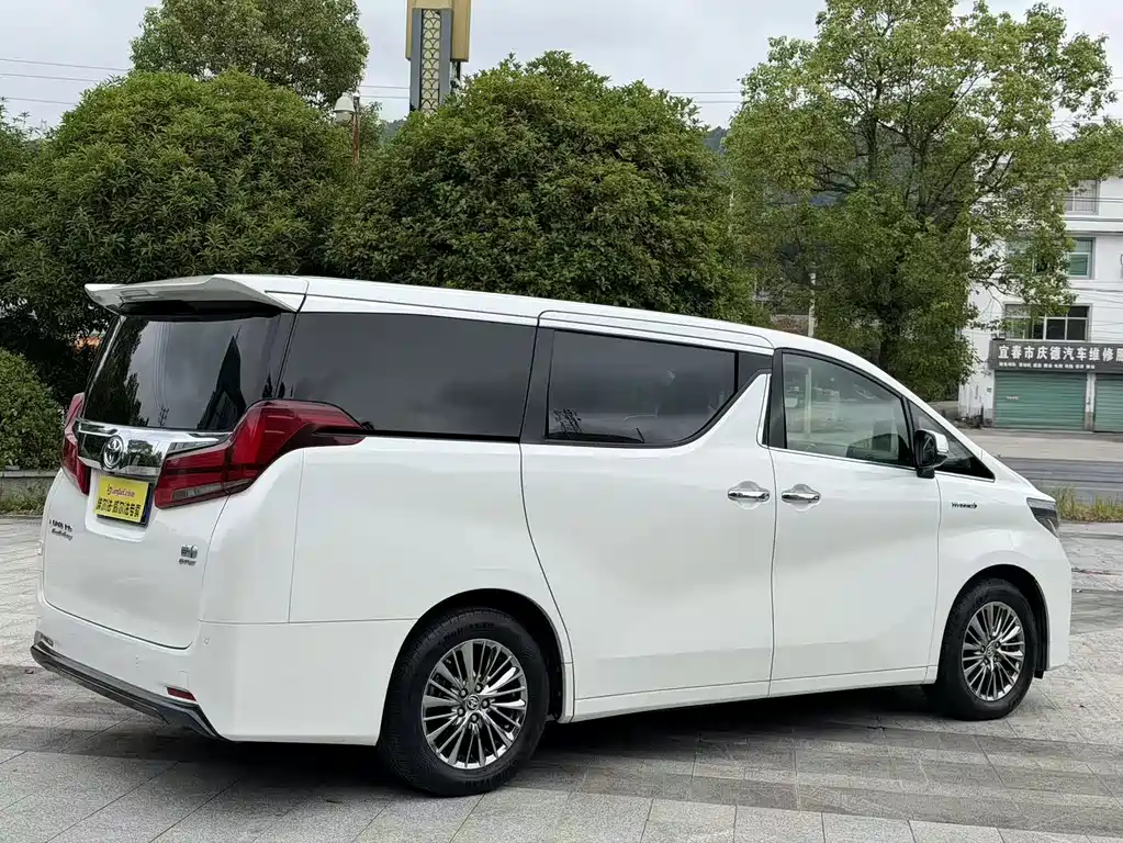 Toyota Alphard — фото 6