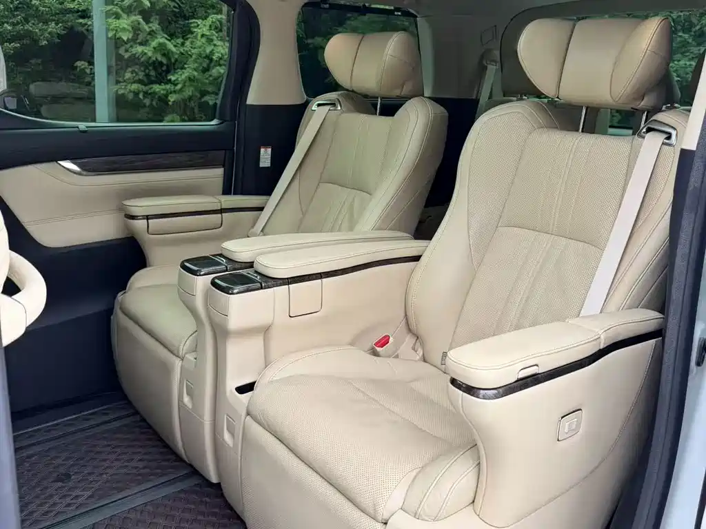 Toyota Alphard — фото 8