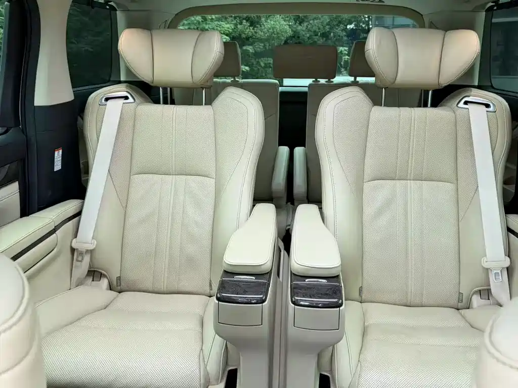 Toyota Alphard — фото 10