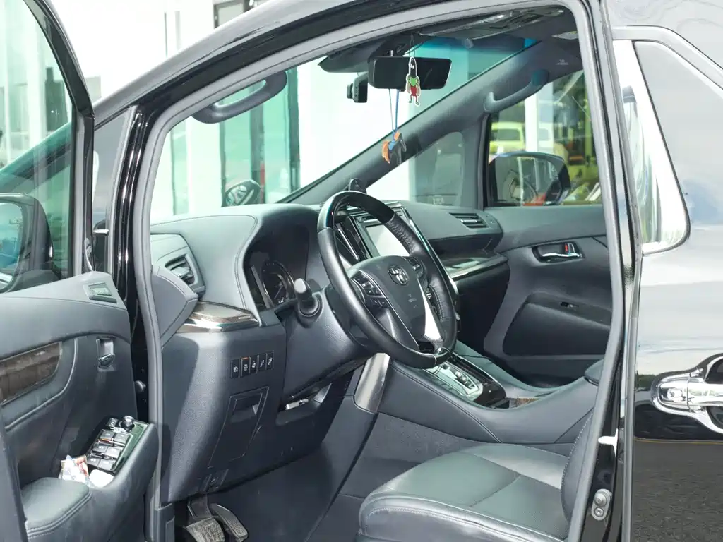 Toyota Alphard — фото 4