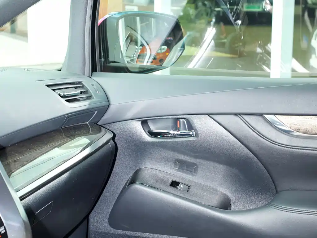 Toyota Alphard — фото 5