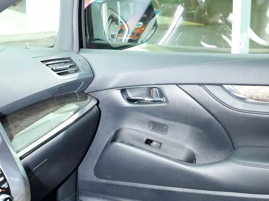 Toyota Alphard — фото 6
