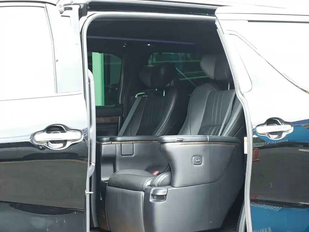 Toyota Alphard — фото 8