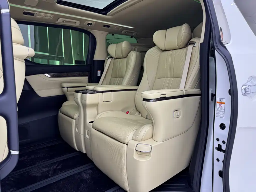 Toyota Alphard — фото 5