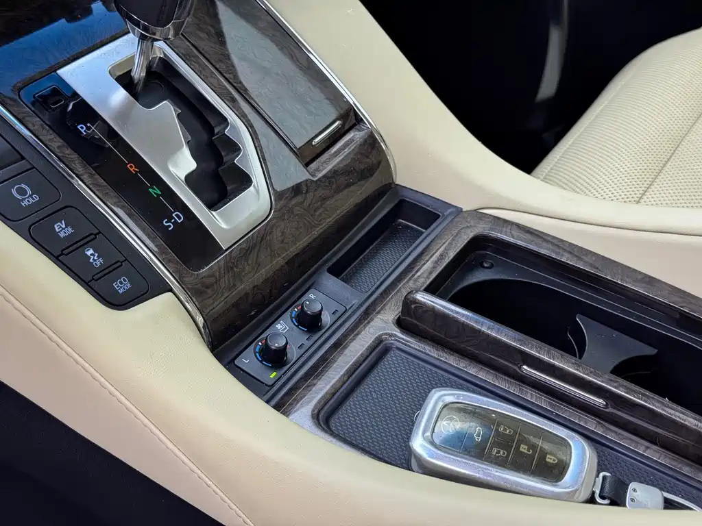 Toyota Alphard — фото 8