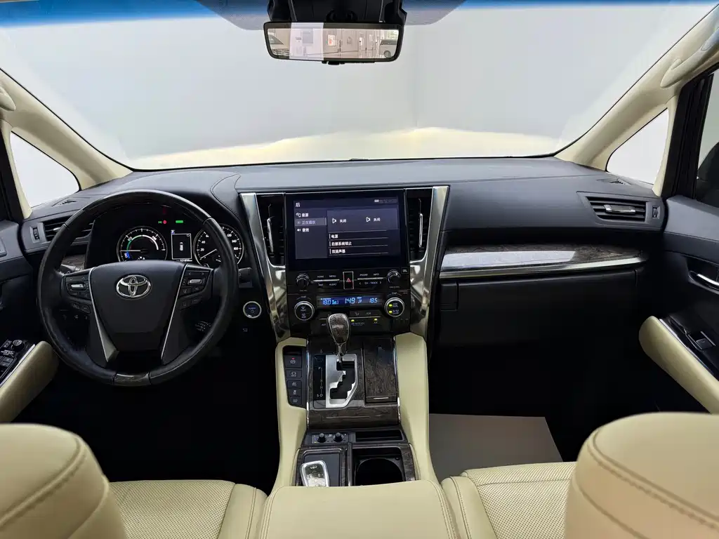 Toyota Alphard — фото 9