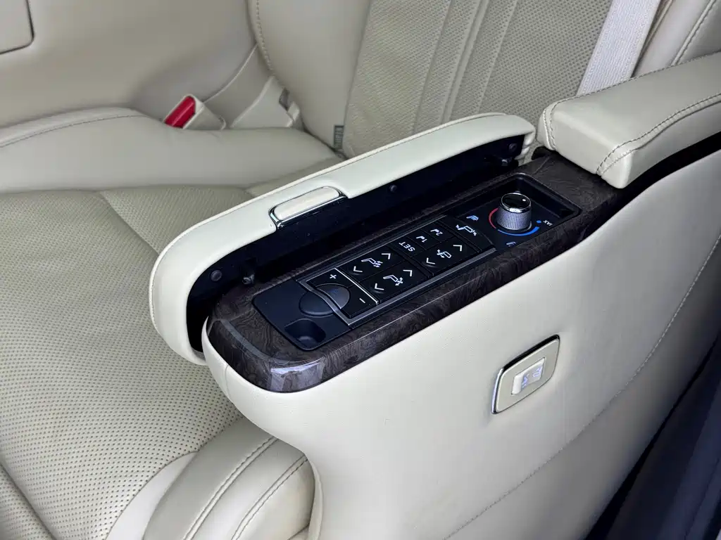 Toyota Alphard — фото 10