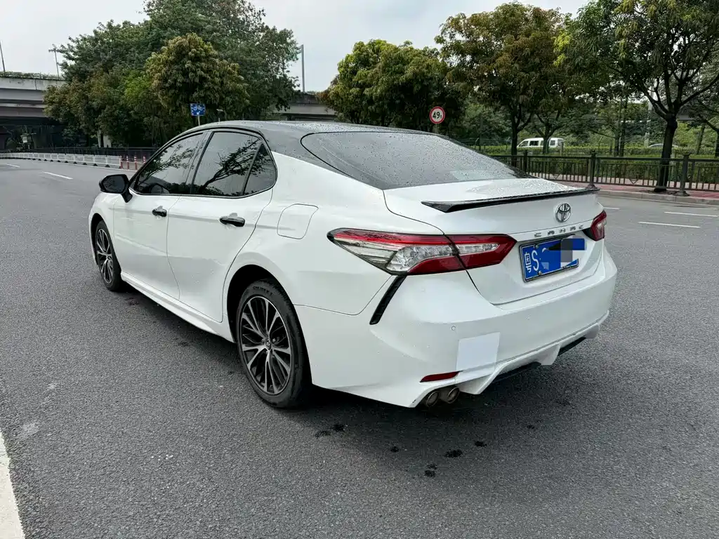 Toyota Camry — фото 5