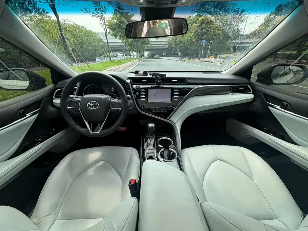 Toyota Camry — фото 9