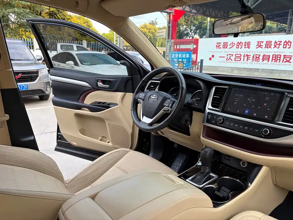 Toyota Highlander — фото 10