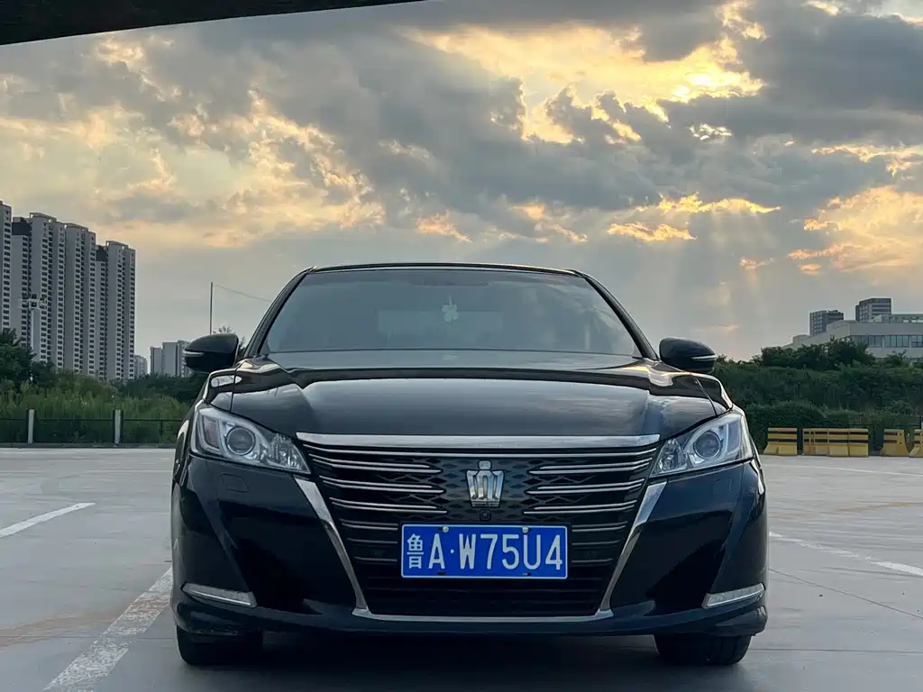 Toyota Crown — фото 2