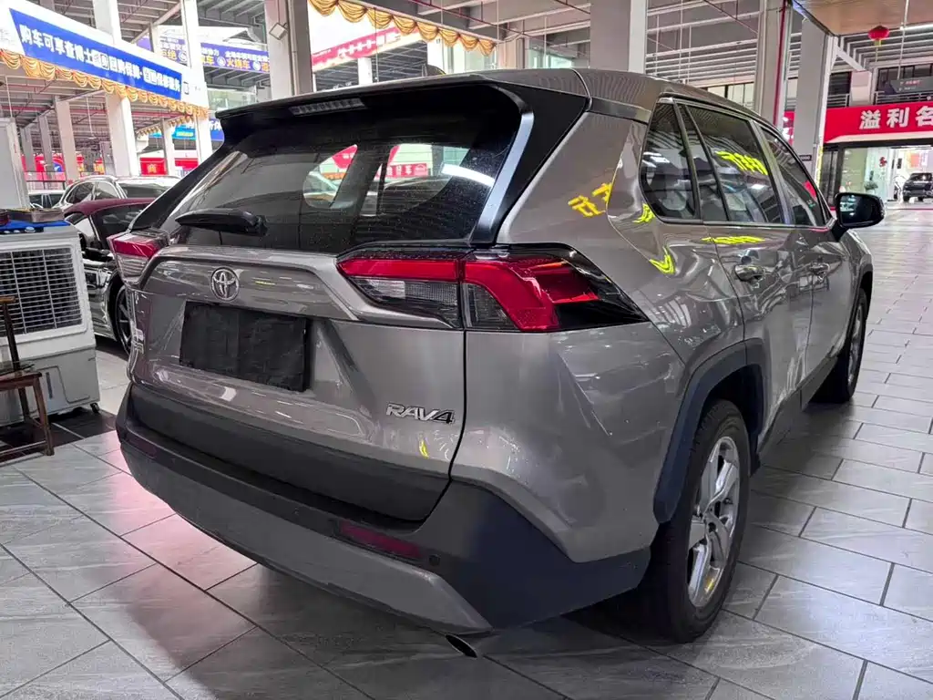 Toyota RAV4 — фото 2