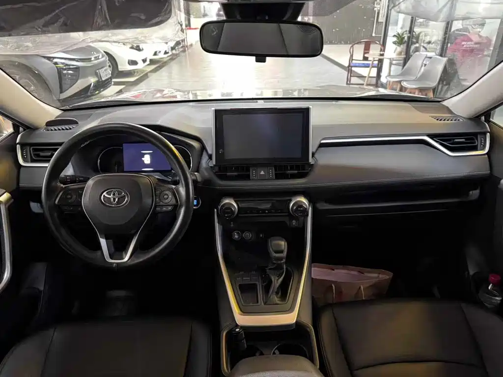 Toyota RAV4 — фото 4
