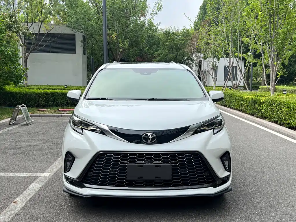 Toyota Granvia — фото 2