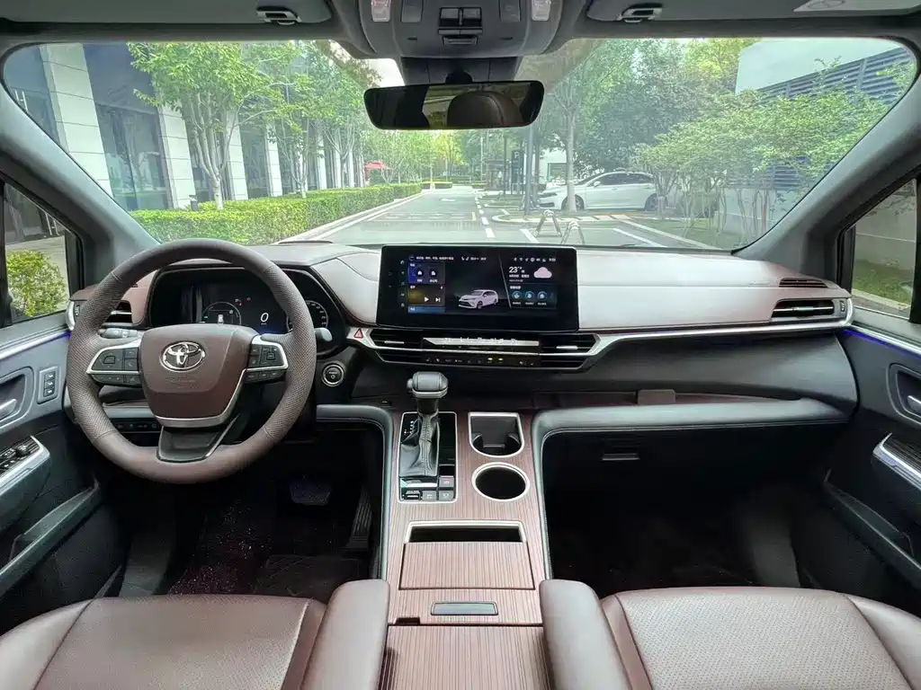 Toyota Granvia — фото 14