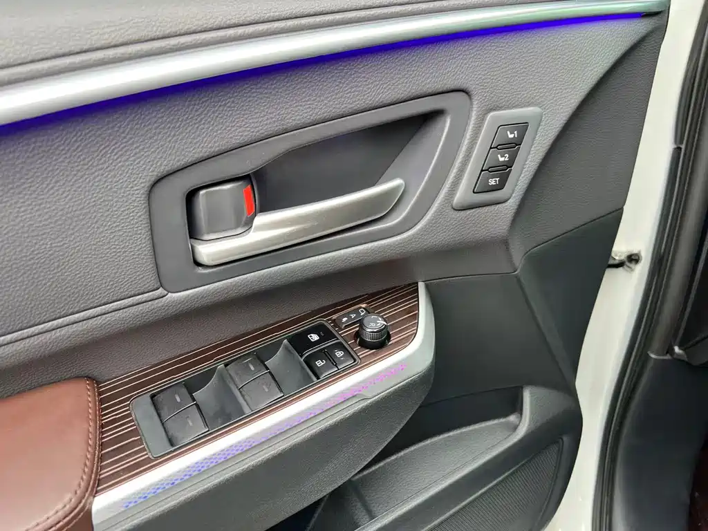 Toyota Granvia — фото 21