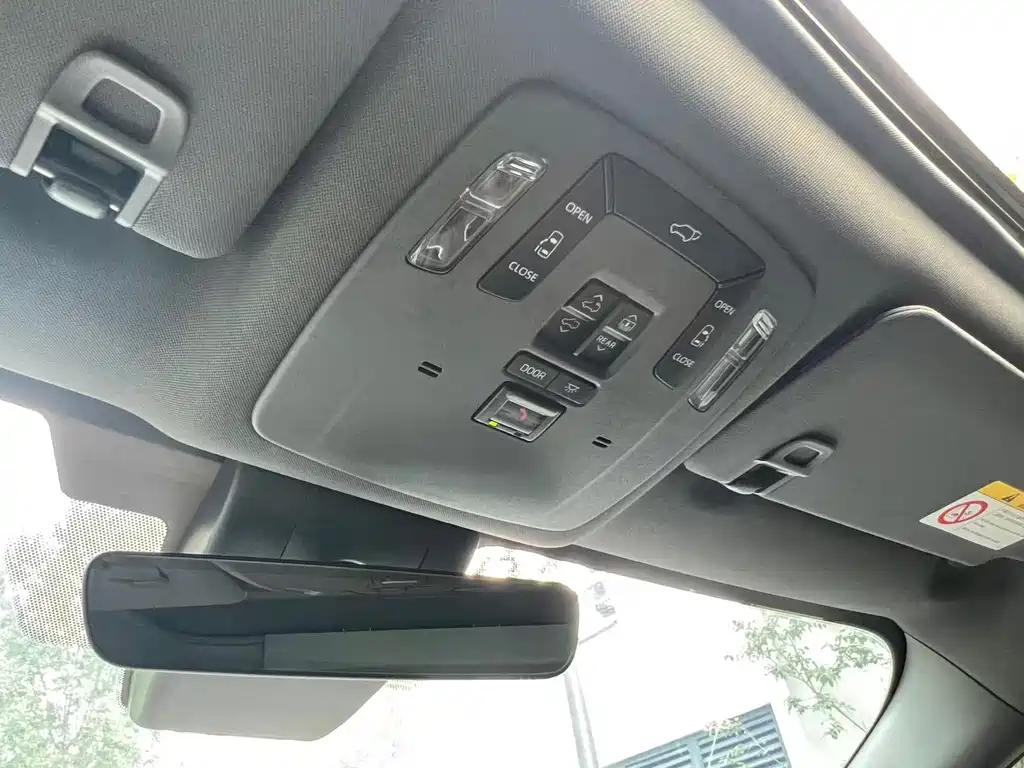 Toyota Granvia — фото 24