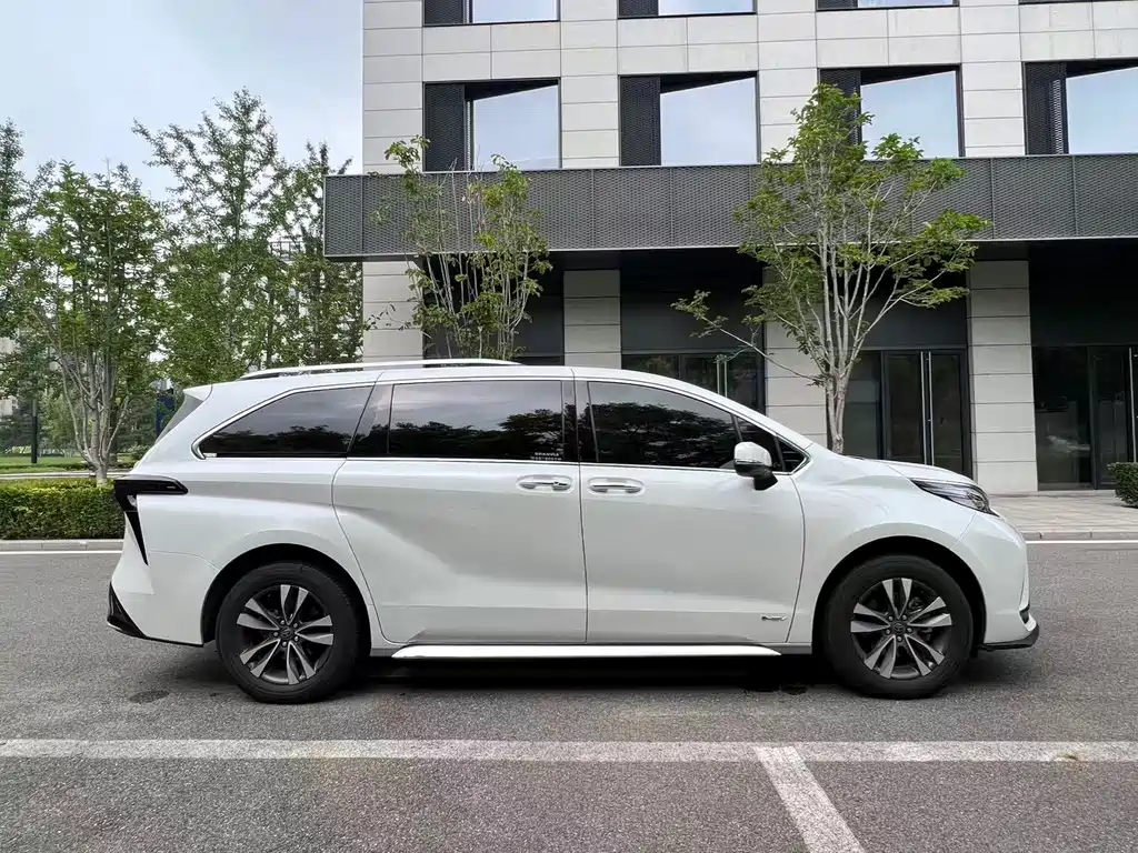 Toyota Granvia — фото 4