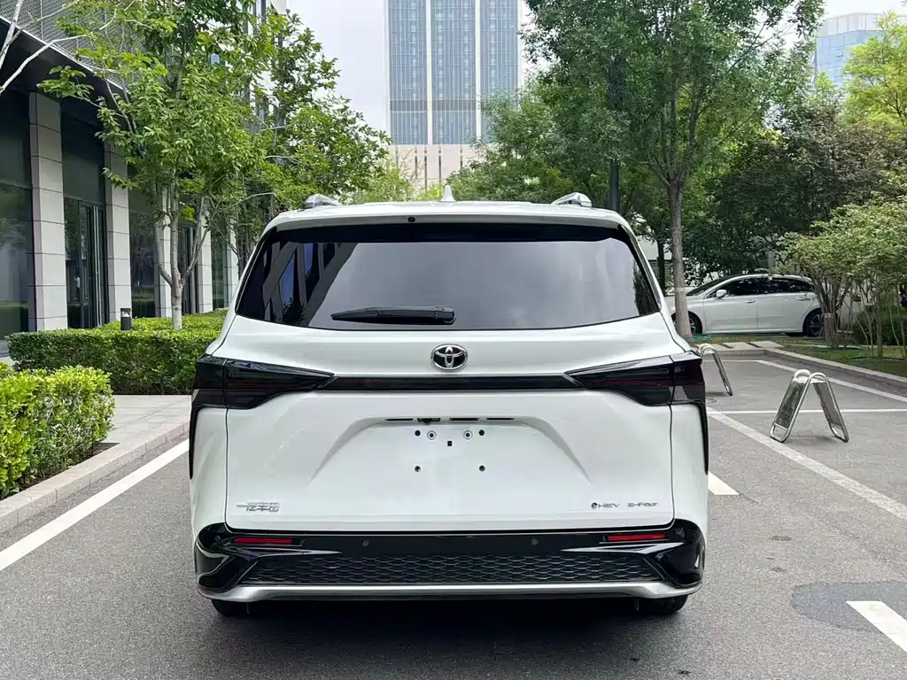 Toyota Granvia — фото 6