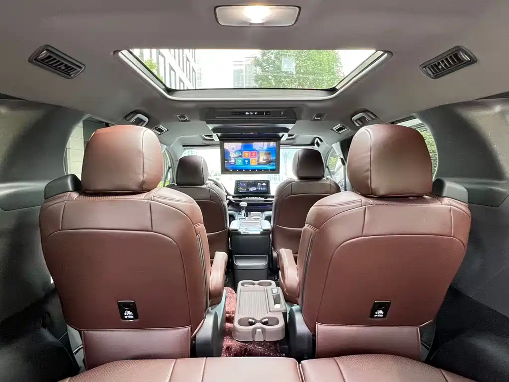 Toyota Granvia — фото 8