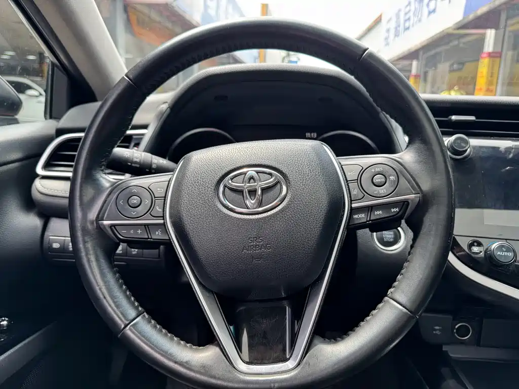 Toyota Camry — фото 16