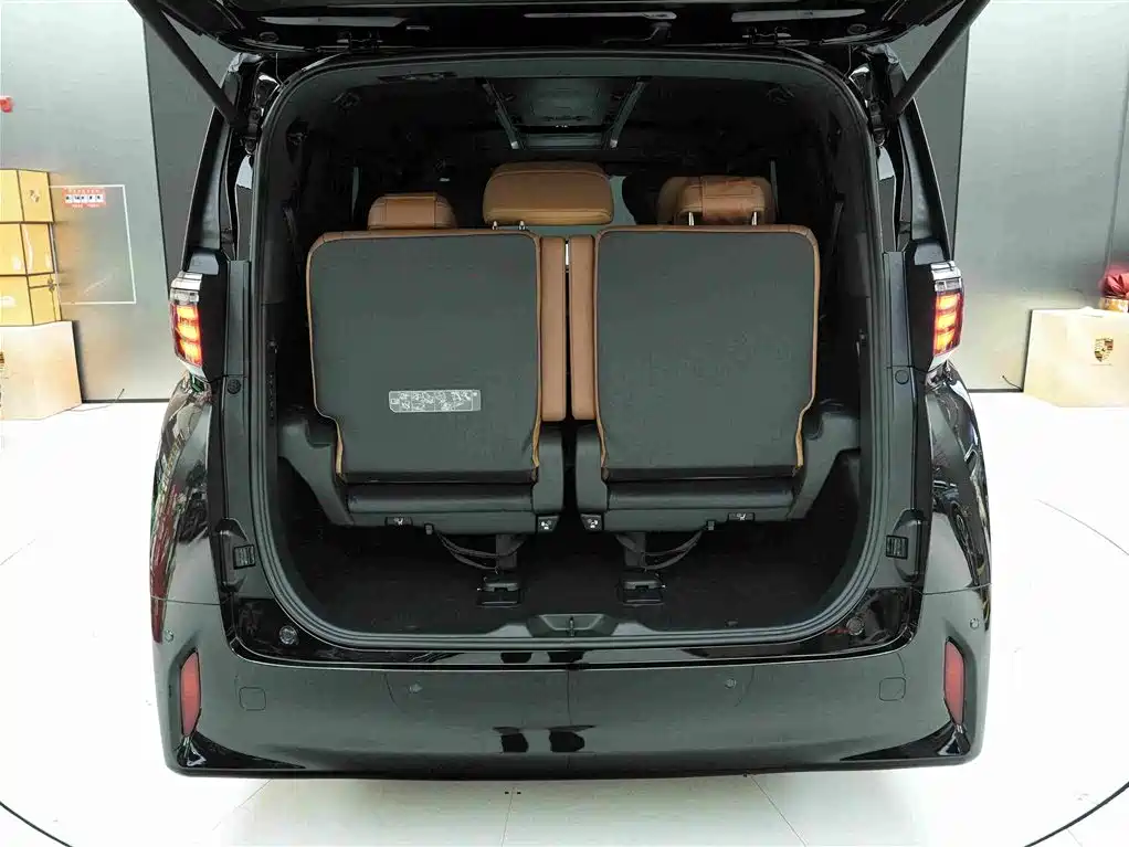 Toyota Alphard — фото 27