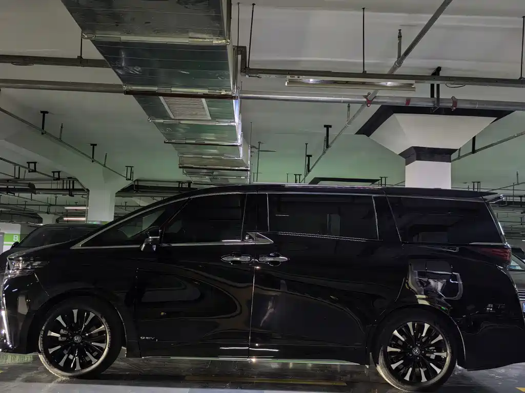 Toyota Alphard — фото 4