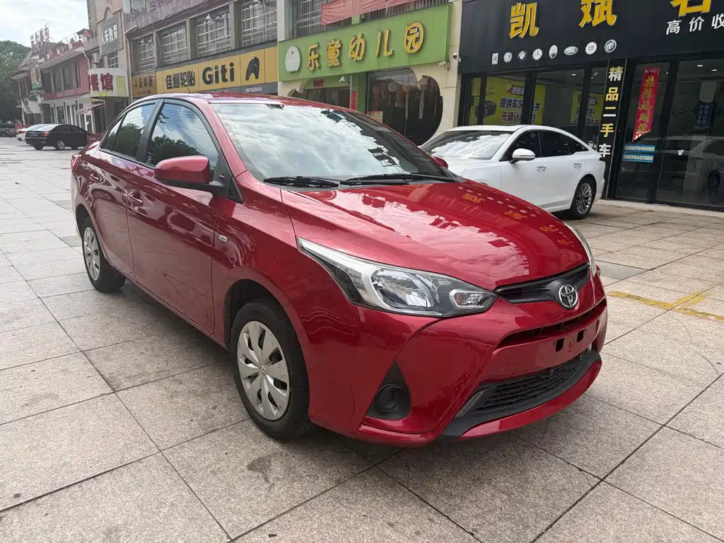 Toyota Yaris L — фото 3
