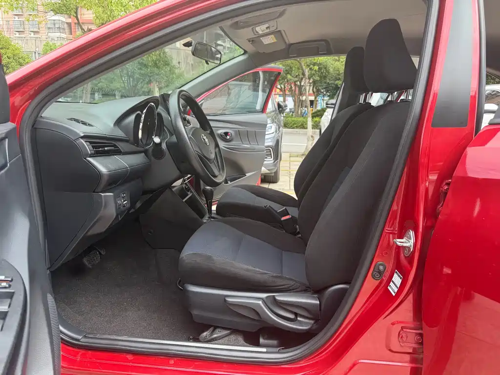 Toyota Yaris L — фото 4