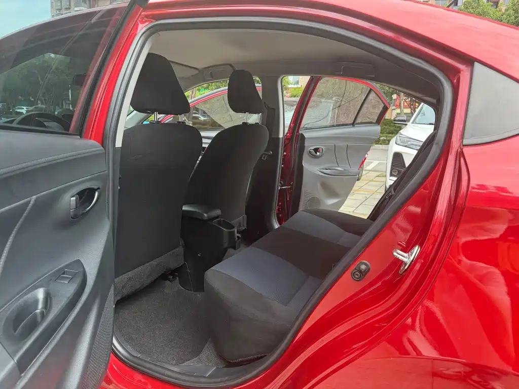 Toyota Yaris L — фото 5