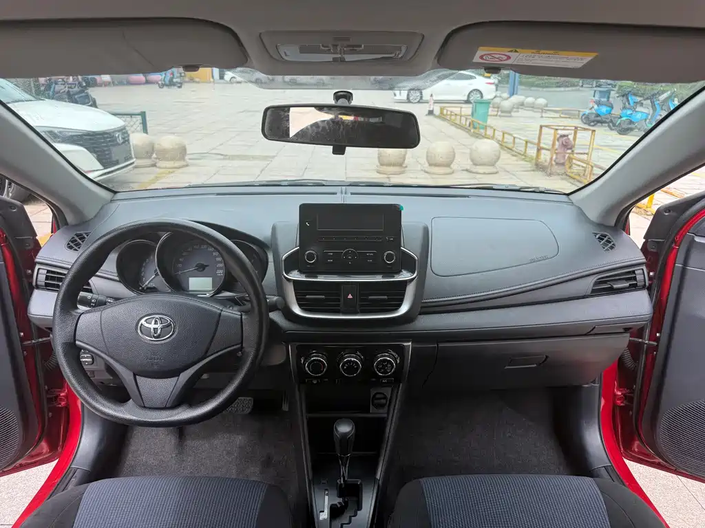 Toyota Yaris L — фото 7
