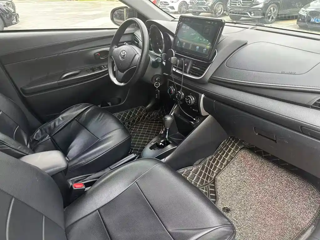 Toyota Yaris L — фото 11
