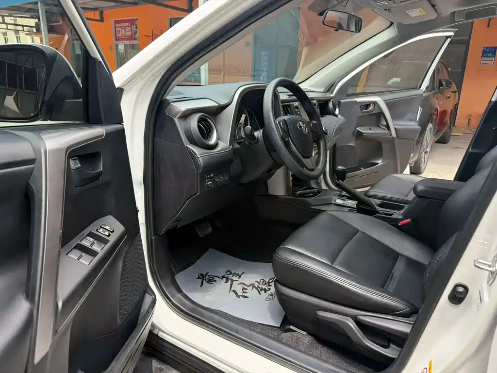Toyota RAV4 — фото 4
