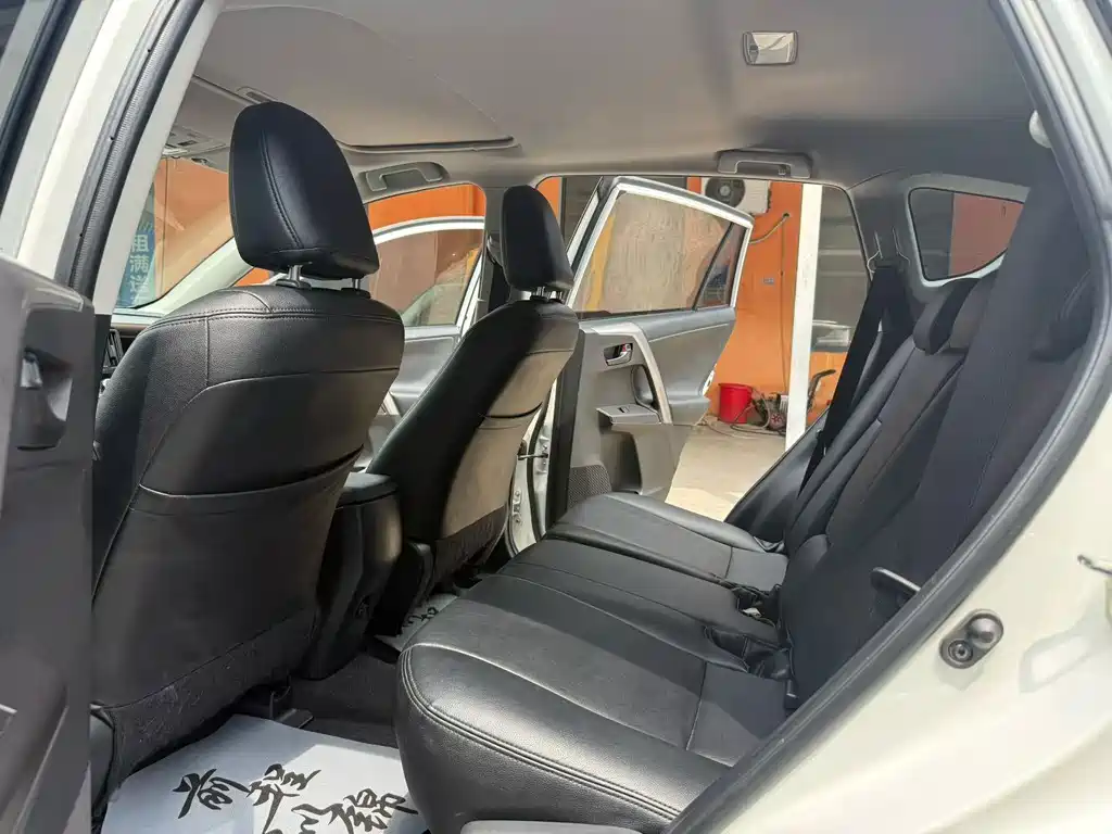 Toyota RAV4 — фото 5