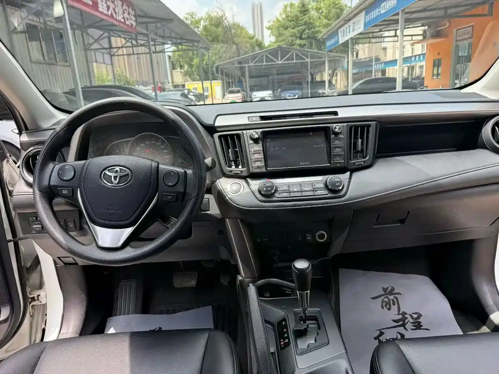 Toyota RAV4 — фото 6