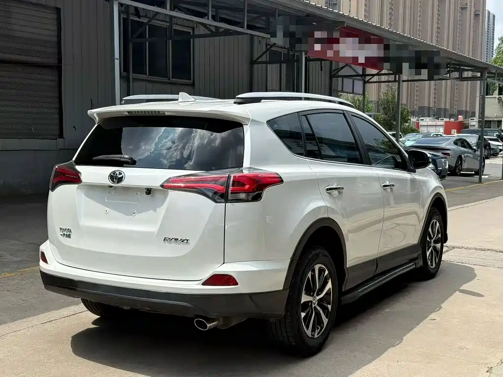 Toyota RAV4 — фото 7