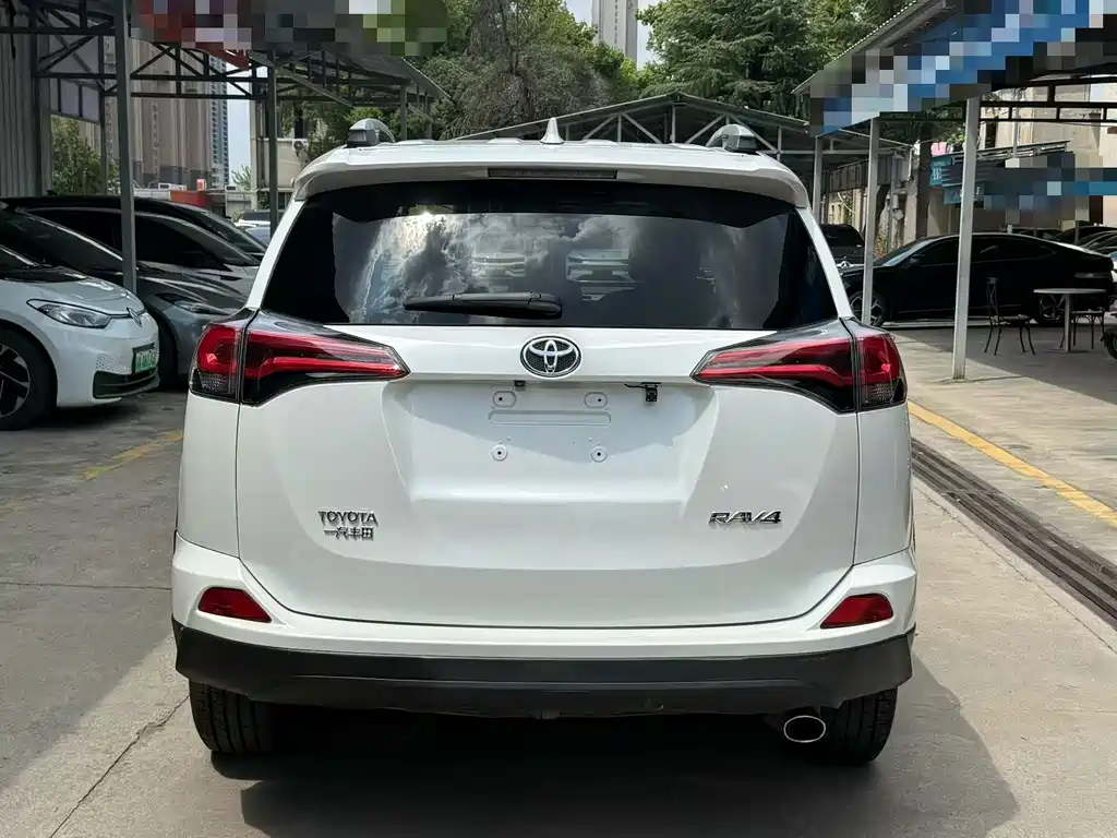 Toyota RAV4 — фото 8